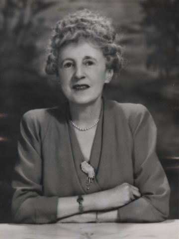 naest-93-08-21-05-still-in-copyright-lady-swaythling-by-madame-yevonde-400-dpi