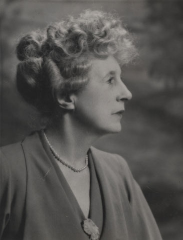 naest-93-08-21-06-still-in-copyright-lady-swaythling-by-madame-yevonde-400dpi